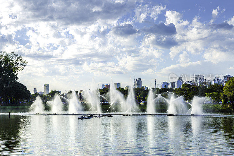 从巴西伊比拉普埃拉公园(Ibirapuera Park)可以看到圣保罗令人惊叹的美景